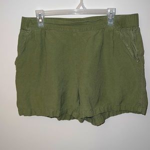 Green Linen pocketed shorts.